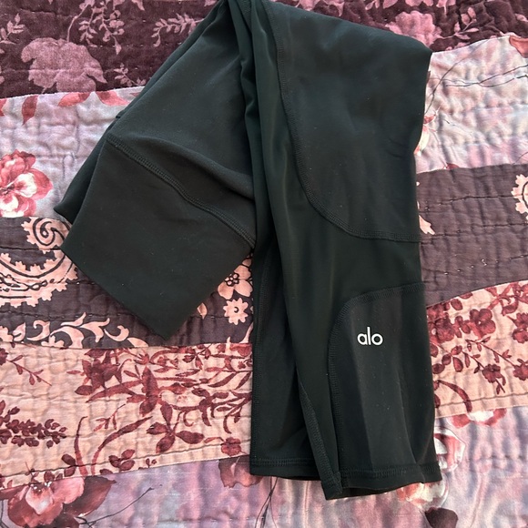 Alo Yoga Crop Pant with Mesh Small - Picture 2 of 11